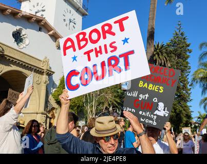 Santa Barbara, Kalifornien, USA. 24.. Juni 2022. Abbrechen Dieses von einem Mann, der mit mehreren Hunderten von Demonstranten zusammengekommen war, gehaltene Gerichtsschild wurde kurzfristig für eine von der Planned Parenthood California Central Coast gesponserte Kundgebung im historischen Gerichtsgebäude von Santa Barbara am 24. Juni 2022, Am Tag der Aufhebung des bahnbrechenden Urteils von Roe V. Wade, der seit fünfzig Jahren Frauen und Abtreibungsrechte in den USA schützt. (Bild: © Amy Katz/ZUMA Press Wire) Stockfoto