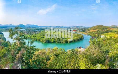 Chao Mae Tubtim Thong Schrein, Krokodiltempel am Aussichtspunkt in Prachuap Khiri Khan, Thailand Stockfoto