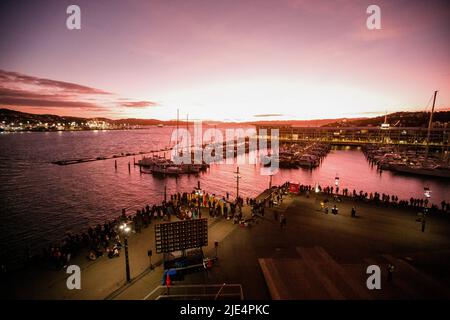 (220625) -- WELLINGTON, 25. Juni 2022 (Xinhua) -- Menschen blicken in den Himmel am Meer, um das Maori-Neujahr in Wellington, Neuseeland, am 24. Juni 2022 zu feiern. Die Neuseeländer feierten Matariki oder das Maori-Neujahr am Freitag zum ersten Mal als offiziellen Feiertag. (Das Museum Te Papa Tongarewa/Handout via Xinhua) Stockfoto