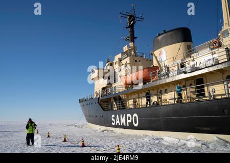 Rovaniemi, Finnland - 21.. März 2022: Sampo, ein Eisbrecher-Schiff, ankerte an einem sonnigen Wintertag auf der gefrorenen ostsee. Stockfoto