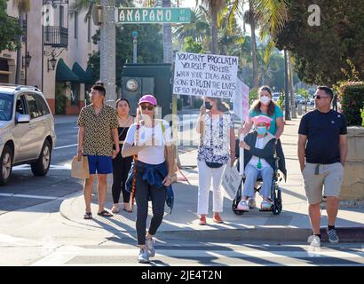 Santa Barbara, Kalifornien, USA. 24.. Juni 2022. Am 24. Juni 2022, an dem Tag, an dem der Oberste Gerichtshof die bahnbrechende Entscheidung von Roe V. Wade, die seit fünfzig Jahren Frauen und Abtreibungsrechte in den USA schützt, hob der Oberste Gerichtshof die bahnbrechende Entscheidung von Roe V. Wade auf, die von Planned Parenthood gesponsert wurde. (Bild: © Amy Katz/ZUMA Press Wire) Stockfoto