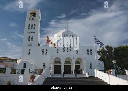 Panoramablick auf eine wunderschöne, weiß getünchte Kirche auf der Insel Santorini Griechenland Stockfoto