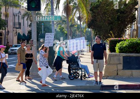Santa Barbara, Kalifornien, USA. 24.. Juni 2022. Am 24. Juni 2022, an dem Tag, an dem der Oberste Gerichtshof die bahnbrechende Entscheidung von Roe V. Wade, die seit fünfzig Jahren Frauen und Abtreibungsrechte in den USA schützt, hob der Oberste Gerichtshof die bahnbrechende Entscheidung von Roe V. Wade auf, die von Planned Parenthood gesponsert wurde. (Bild: © Amy Katz/ZUMA Press Wire) Stockfoto
