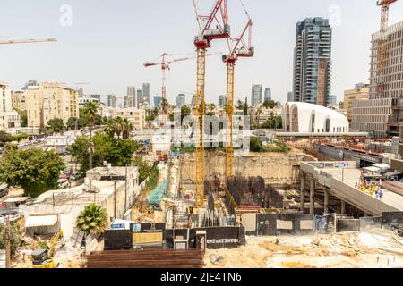 TEL AVIV, ISRAEL - MAI 01 2022: Somail-Komplex in Tel Aviv. Bauarbeiten am neuen Stadtgebäude von Tel Aviv. Stadterneuerungen, Bezirk 4. Hochwertige Fotos Stockfoto