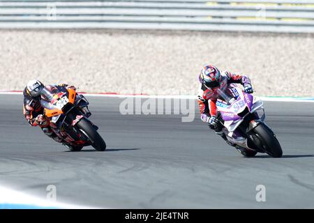 ASSEN, NIEDERLANDE - 25. JUNI: Miguel Oliveira von Red Bull KTM Factory Racing und Portugal, Jorge Martin von Prima Pramac Racing während des Freien Trainings vor der MotoGP der Niederlande bei TT Assen am 25. Juni 2022 in Assen, Niederlande. (Foto von Andre Weening/Orange Picles) Stockfoto