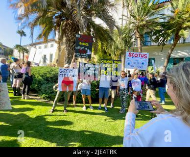 Santa Barbara, Kalifornien, USA. 24.. Juni 2022. Am 24. Juni 2022, an dem Tag, an dem der Oberste Gerichtshof die bahnbrechende Entscheidung von Roe V. Wade, die seit fünfzig Jahren Frauen und Abtreibungsrechte in den USA schützt, hob der Oberste Gerichtshof die bahnbrechende Entscheidung von Roe V. Wade auf, die von Planned Parenthood gesponsert wurde. (Bild: © Amy Katz/ZUMA Press Wire) Stockfoto