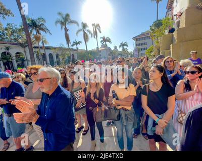 Santa Barbara, Kalifornien, USA. 24.. Juni 2022. Am 24. Juni 2022, an dem Tag, an dem der Oberste Gerichtshof die bahnbrechende Entscheidung von Roe V. Wade, die seit fünfzig Jahren Frauen und Abtreibungsrechte in den USA schützt, hob der Oberste Gerichtshof die bahnbrechende Entscheidung von Roe V. Wade auf, die von Planned Parenthood gesponsert wurde. (Bild: © Amy Katz/ZUMA Press Wire) Stockfoto