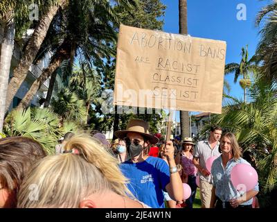 Santa Barbara, Kalifornien, USA. 24.. Juni 2022. Am 24. Juni 2022, an dem Tag, an dem der Oberste Gerichtshof die bahnbrechende Entscheidung von Roe V. Wade, die seit fünfzig Jahren Frauen und Abtreibungsrechte in den USA schützt, hob der Oberste Gerichtshof die bahnbrechende Entscheidung von Roe V. Wade auf, die von Planned Parenthood gesponsert wurde. (Bild: © Amy Katz/ZUMA Press Wire) Stockfoto