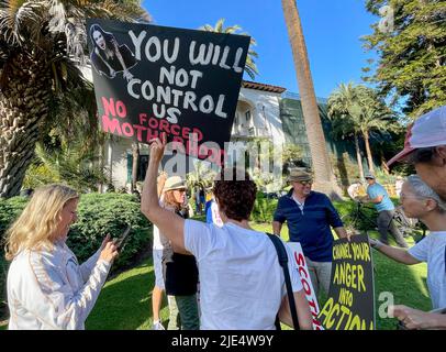 Santa Barbara, Kalifornien, USA. 24.. Juni 2022. Am 24. Juni 2022, an dem Tag, an dem der Oberste Gerichtshof die bahnbrechende Entscheidung von Roe V. Wade, die seit fünfzig Jahren Frauen und Abtreibungsrechte in den USA schützt, hob der Oberste Gerichtshof die bahnbrechende Entscheidung von Roe V. Wade auf, die von Planned Parenthood gesponsert wurde. (Bild: © Amy Katz/ZUMA Press Wire) Stockfoto