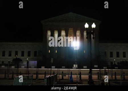 Washington, Usa. 26.. Juni 2022. Vor dem Obersten Gerichtshof der Vereinigten Staaten, nachdem eine konservative Mehrheit Roe gegen Wade niedergeschlagen hatte. Mit der Entscheidung des Gerichtshofs in Dobbs / Jackson Women's Health wird der bahnbrechende 50-jährige Fall Roe / Wade umgestürelt und das Bundesrecht auf Abtreibung gelöscht. Kredit: SOPA Images Limited/Alamy Live Nachrichten Stockfoto