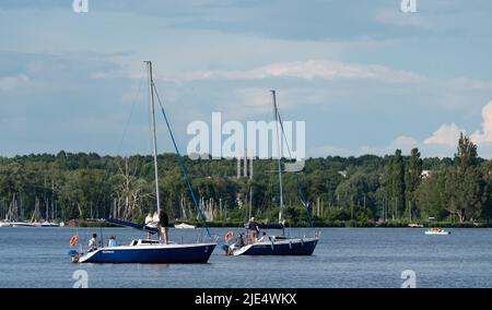 Zegrze, Polen 17. Juni 2022 Segelboot auf dem Zegrze Stausee bei