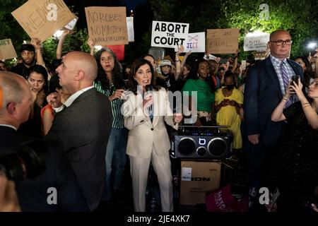 New York, USA. 24.. Juni 2022. Die Gouverneurin Kathy Hochul spricht, während sich Hunderte Demonstranten auf dem Union Square versammelten, um gegen die Entscheidung des Obersten Gerichtshofs zu protestieren, Roe gegen Wade zu stürzen und Abtreibungen in den USA effektiv zu verbieten. (Foto von Lev Radin/Sipa USA) Quelle: SIPA USA/Alamy Live News Stockfoto