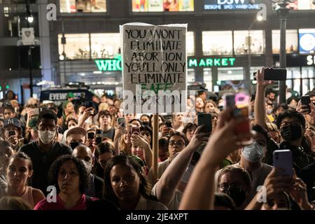 New York, USA. 24.. Juni 2022. Hunderte Demonstranten versammelten sich auf dem Union Square, um gegen die Entscheidung des Obersten Gerichtshofs zu protestieren, Roe gegen Wade umzustürzen und Abtreibungen in den USA effektiv zu verbieten. (Foto von Lev Radin/Sipa USA) Quelle: SIPA USA/Alamy Live News Stockfoto