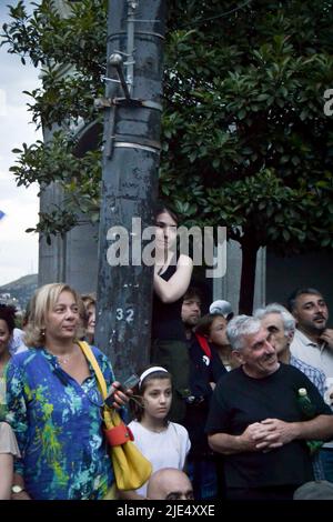 Tiflis, Georgien. 24.. Juni 2022. Die Demonstranten hören sich die Reden während des Protesten der Pro EU an. In Tiflis fand heute ein Protest pro EU statt, bei dem Tausende von Demonstranten sich versammelten und forderten, der EU beizutreten. Heute hat die Europäische Union Georgien den Kandidatenstatus verweigert. Die Demonstranten forderten auch den Rücktritt des Ministerpräsidenten von Georgien und der gesamten Regierung. Die nächste Rallye ist für den 3. Juli geplant. Kredit: SOPA Images Limited/Alamy Live Nachrichten Stockfoto