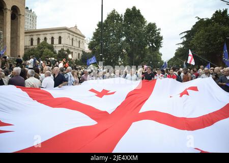 Tiflis, Georgien. 24.. Juni 2022. Die Demonstranten sahen, wie sie die georgische Flagge während eines Protesten der Pro EU hielten. In Tiflis fand heute ein Protest pro EU statt, bei dem Tausende von Demonstranten sich versammelten und forderten, der EU beizutreten. Heute hat die Europäische Union Georgien den Kandidatenstatus verweigert. Die Demonstranten forderten auch den Rücktritt des Ministerpräsidenten von Georgien und der gesamten Regierung. Die nächste Rallye ist für den 3. Juli geplant. Kredit: SOPA Images Limited/Alamy Live Nachrichten Stockfoto