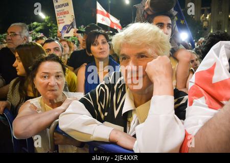 Tiflis, Georgien. 24.. Juni 2022. Demonstranten versammeln sich vor dem parlament und fordern während der Pro-EU-Proteste, der EU beizutreten. In Tiflis fand heute ein Protest pro EU statt, bei dem Tausende von Demonstranten sich versammelten und forderten, der EU beizutreten. Heute hat die Europäische Union Georgien den Kandidatenstatus verweigert. Die Demonstranten forderten auch den Rücktritt des Ministerpräsidenten von Georgien und der gesamten Regierung. Die nächste Rallye ist für den 3. Juli geplant. Kredit: SOPA Images Limited/Alamy Live Nachrichten Stockfoto