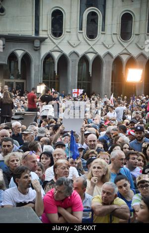 Tiflis, Georgien. 24.. Juni 2022. Demonstranten versammeln sich vor dem parlament und fordern während des Protesten gegen die EU den Beitritt zur EU. In Tiflis fand heute ein Protest pro EU statt, bei dem Tausende von Demonstranten sich versammelten und forderten, der EU beizutreten. Heute hat die Europäische Union Georgien den Kandidatenstatus verweigert. Die Demonstranten forderten auch den Rücktritt des Ministerpräsidenten von Georgien und der gesamten Regierung. Die nächste Rallye ist für den 3. Juli geplant. Kredit: SOPA Images Limited/Alamy Live Nachrichten Stockfoto