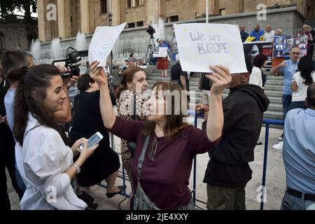 Tiflis, Georgien. 24.. Juni 2022. Ein Demonstrator hält ein Plakat mit dem Titel „Wir sind Europa“ während eines Protesten der Pro-EU-Kommission. In Tiflis fand heute ein Protest pro EU statt, bei dem Tausende von Demonstranten sich versammelten und forderten, der EU beizutreten. Heute hat die Europäische Union Georgien den Kandidatenstatus verweigert. Die Demonstranten forderten auch den Rücktritt des Ministerpräsidenten von Georgien und der gesamten Regierung. Die nächste Rallye ist für den 3. Juli geplant. Kredit: SOPA Images Limited/Alamy Live Nachrichten Stockfoto