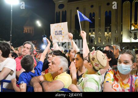 Tiflis, Georgien. 24.. Juni 2022. Demonstranten versammeln sich vor dem parlament und fordern während der Pro-EU-Proteste, der EU beizutreten. In Tiflis fand heute ein Protest pro EU statt, bei dem Tausende von Demonstranten sich versammelten und forderten, der EU beizutreten. Heute hat die Europäische Union Georgien den Kandidatenstatus verweigert. Die Demonstranten forderten auch den Rücktritt des Ministerpräsidenten von Georgien und der gesamten Regierung. Die nächste Rallye ist für den 3. Juli geplant. Kredit: SOPA Images Limited/Alamy Live Nachrichten Stockfoto