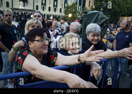 Tiflis, Georgien. 24.. Juni 2022. Demonstranten warten auf die Reden von Aktivisten während des Protesten der Pro EU. In Tiflis fand heute ein Protest pro EU statt, bei dem Tausende von Demonstranten sich versammelten und forderten, der EU beizutreten. Heute hat die Europäische Union Georgien den Kandidatenstatus verweigert. Die Demonstranten forderten auch den Rücktritt des Ministerpräsidenten von Georgien und der gesamten Regierung. Die nächste Rallye ist für den 3. Juli geplant. Kredit: SOPA Images Limited/Alamy Live Nachrichten Stockfoto