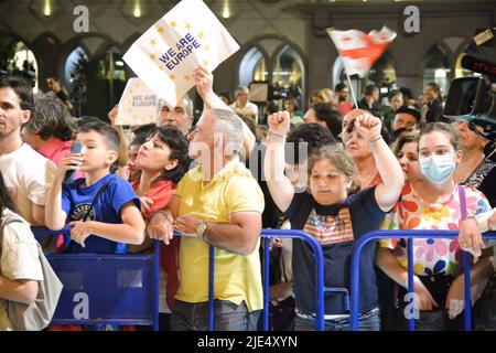 Tiflis, Georgien. 24.. Juni 2022. Demonstranten versammeln sich vor dem parlament und fordern während der Pro-EU-Proteste, der EU beizutreten. In Tiflis fand heute ein Protest pro EU statt, bei dem Tausende von Demonstranten sich versammelten und forderten, der EU beizutreten. Heute hat die Europäische Union Georgien den Kandidatenstatus verweigert. Die Demonstranten forderten auch den Rücktritt des Ministerpräsidenten von Georgien und der gesamten Regierung. Die nächste Rallye ist für den 3. Juli geplant. Kredit: SOPA Images Limited/Alamy Live Nachrichten Stockfoto