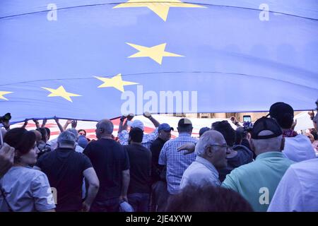 Tiflis, Georgien. 24.. Juni 2022. Demonstranten, die unter der EU-Flagge gesehen wurden und während eines Protesten gegen die EU forderten, der EU beizutreten. In Tiflis fand heute ein Protest pro EU statt, bei dem Tausende von Demonstranten sich versammelten und forderten, der EU beizutreten. Heute hat die Europäische Union Georgien den Kandidatenstatus verweigert. Die Demonstranten forderten auch den Rücktritt des Ministerpräsidenten von Georgien und der gesamten Regierung. Die nächste Rallye ist für den 3. Juli geplant. Kredit: SOPA Images Limited/Alamy Live Nachrichten Stockfoto