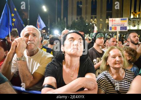 Tiflis, Georgien. 24.. Juni 2022. Demonstranten versammeln sich vor dem parlament und fordern während der Pro-EU-Proteste, der EU beizutreten. In Tiflis fand heute ein Protest pro EU statt, bei dem Tausende von Demonstranten sich versammelten und forderten, der EU beizutreten. Heute hat die Europäische Union Georgien den Kandidatenstatus verweigert. Die Demonstranten forderten auch den Rücktritt des Ministerpräsidenten von Georgien und der gesamten Regierung. Die nächste Rallye ist für den 3. Juli geplant. Kredit: SOPA Images Limited/Alamy Live Nachrichten Stockfoto