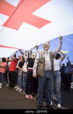 Tiflis, Georgien. 24.. Juni 2022. Demonstranten, die während eines Protesten der Pro EU unter der Flagge der EU und Georgiens gesehen wurden. In Tiflis fand heute ein Protest pro EU statt, bei dem Tausende von Demonstranten sich versammelten und forderten, der EU beizutreten. Heute hat die Europäische Union Georgien den Kandidatenstatus verweigert. Die Demonstranten forderten auch den Rücktritt des Ministerpräsidenten von Georgien und der gesamten Regierung. Die nächste Rallye ist für den 3. Juli geplant. Kredit: SOPA Images Limited/Alamy Live Nachrichten Stockfoto