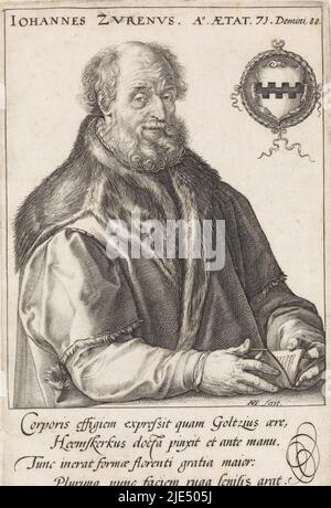 Porträt des Druckers/Verlegers und Bürgermeisters von Haarlem Jan van Suren (1517-1591). Van Suren hier ist 71 Jahre alt. Dargestellt auf halbem Weg hinter einem Tisch, mehr oder weniger auf der rechten Seite gesehen, mit Blick auf den Betrachter. In seinen Händen ein Büchlein. Er ist in einen Mantel gekleidet, der mit Pelz getrimmt ist. Oben rechts sein Wappen. Vier Zeilen lateinischer Beschriftung, Portrait Johan van Suren Johan van Zuren Johannes Zurenus., Druckerei: Hendrick Goltzius, 1588, Papier, Gravur, H 164 mm × B 108 mm Stockfoto