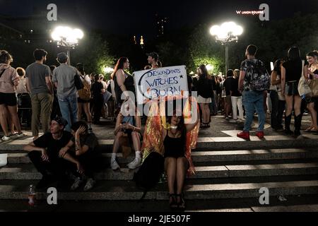 New York, Usa. 24.. Juni 2022. Hunderte Demonstranten versammelten sich auf dem Union Square, um gegen die Entscheidung des Obersten Gerichtshofs zu protestieren, Roe gegen Wade umzustürzen und Abtreibungen in den USA effektiv zu verbieten. (Foto von Lev Radin/Pacific Press) Quelle: Pacific Press Media Production Corp./Alamy Live News Stockfoto