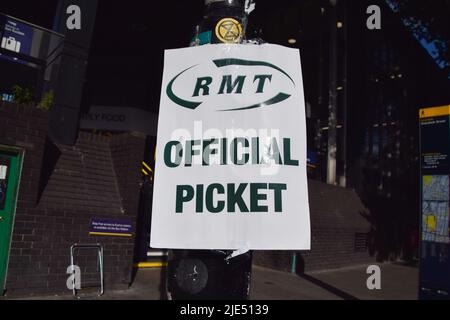 London, England, Großbritannien. 25.. Juni 2022. Plakat mit „offiziellem Streikposten“ vor dem Bahnhof Euston am dritten Tag des landesweiten Eisenbahnstreiks. Die Gewerkschaft RMT (Rail, Maritime and Transport Workers) veranstaltet Streikposten aus Protest gegen unbefriedigende Löhne, staatliche Kürzungen und Arbeitsbedingungen. (Bild: © Vuk Valcic/ZUMA Press Wire) Bild: ZUMA Press, Inc./Alamy Live News Stockfoto