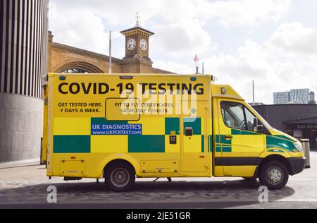 London, Großbritannien. 25.. Juni 2022. Ein Krankenwagen bietet COVID-19-Tests und „fit to fly“-Zertifikate in King's Cross an. Kredit: Vuk Valcic/Alamy Live Nachrichten Stockfoto