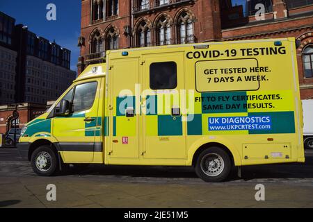 London, Großbritannien. 25.. Juni 2022. Ein Krankenwagen bietet COVID-19-Tests und „fit to fly“-Zertifikate in King's Cross an. Kredit: Vuk Valcic/Alamy Live Nachrichten Stockfoto