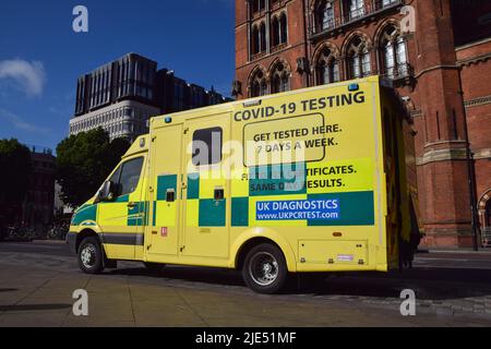 London, Großbritannien. 25.. Juni 2022. Ein Krankenwagen bietet COVID-19-Tests und „fit to fly“-Zertifikate in King's Cross an. Kredit: Vuk Valcic/Alamy Live Nachrichten Stockfoto