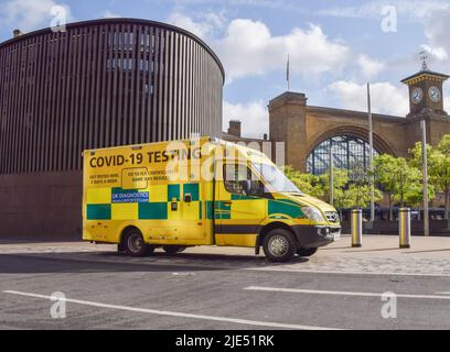 London, Großbritannien. 25.. Juni 2022. Ein Krankenwagen bietet COVID-19-Tests und „fit to fly“-Zertifikate in King's Cross an. Kredit: Vuk Valcic/Alamy Live Nachrichten Stockfoto