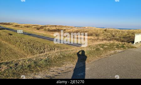 Blick auf den Ferienort Port Zelande und seine Umgebung auf den See und die Dünen unter einem teilweise blauen Himmel Stockfoto