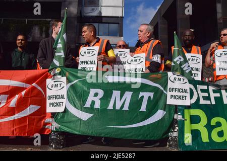 London, England, Großbritannien. 25.. Juni 2022. RMT-Gewerkschaftsmitglieder vor dem Bahnhof Euston am dritten Tag des landesweiten Eisenbahnstreiks. Die Gewerkschaft RMT (Rail, Maritime and Transport Workers) veranstaltet Streikposten aus Protest gegen unbefriedigende Löhne, staatliche Kürzungen und Arbeitsbedingungen. (Bild: © Vuk Valcic/ZUMA Press Wire) Bild: ZUMA Press, Inc./Alamy Live News Stockfoto