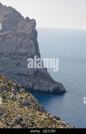 Atemberaubende Landschaft bei der Fahrt auf der offenen Küstenstraße zum Leuchtturm Cap Formentor, Mallorca, Spanien Stockfoto