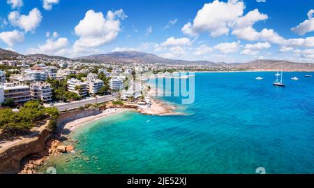 Panoramablick auf den beliebten Badeort Varkiza Stockfoto