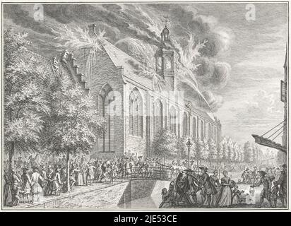 Feuer in der Kapelkerk in Alkmaar, 21. August 1760. Das Feuer wird mit Feuerlöschern bekämpft, die mit Wasser aus Laat gepumpt werden, Feuer im Kapelkerk in Alkmaar, 1760., Druckerei: Simon Fokke, (auf Objekt erwähnt), Zeichner: Simon Fokke, (auf Objekt erwähnt), Zeichner: Albert Janszoon van Panders, Nordniederland, 1760, Papier, Radierung, Gravur, H 181 mm × B 235 mm Stockfoto