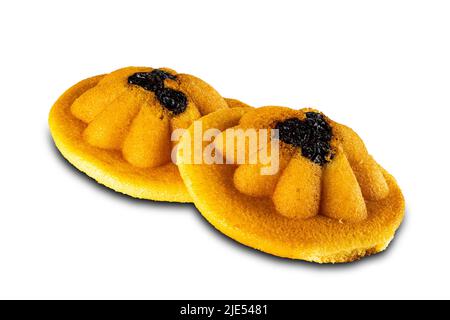 Nahaufnahme des castella-Kuchens isoliert auf weißem Hintergrund mit Beschneidungspfad. Runder, süßer castella-Tortenschwamm süß zum Essen von Snacks. Stockfoto