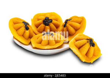 Gruppe von hausgemachten castella Kuchen in weißen Keramikschale auf weißem Hintergrund mit Schneideweg. Stockfoto