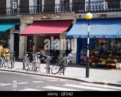 Eine typische Londoner Straßenszene in der Nähe von Paddington Stockfoto