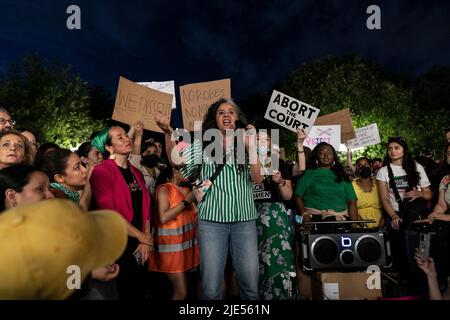 New York, NY - 24. Juni 2022: Hunderte Demonstranten versammelten sich auf dem Union Square, um gegen die Entscheidung des Obersten Gerichtshofs zu protestieren, Roe gegen Wade umzustürzen und Abtreibungen in den USA effektiv zu verbieten Stockfoto