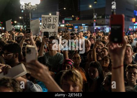 New York, NY - 24. Juni 2022: Hunderte Demonstranten versammelten sich auf dem Union Square, um gegen die Entscheidung des Obersten Gerichtshofs zu protestieren, Roe gegen Wade umzustürzen und Abtreibungen in den USA effektiv zu verbieten Stockfoto