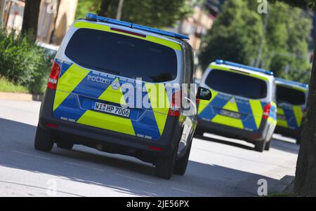 Garmisch Partenkirchen, Deutschland. 25.. Juni 2022. Polizeiautos fahren durch die Stadt. Deutschland ist Gastgeber des Gipfels der wirtschaftlich starken Demokratien G7. Am ersten Tag des Gipfels werden die globale Wirtschaftslage, der Klimaschutz sowie die Außen- und Sicherheitspolitik mit den Sanktionen gegen Russland diskutiert. Quelle: Karl-Josef Hildenbrand/dpa/Alamy Live News Stockfoto