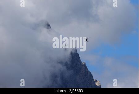 Garmisch Partenkirchen, Deutschland. 25.. Juni 2022. Ein Polizeihubschrauber fliegt darüber. Deutschland ist Gastgeber des Gipfels der wirtschaftlich starken Demokratien G7. Am ersten Tag des Gipfels werden die globale Wirtschaftslage, der Klimaschutz sowie die Außen- und Sicherheitspolitik mit den Sanktionen gegen Russland diskutiert. Quelle: Karl-Josef Hildenbrand/dpa/Alamy Live News Stockfoto