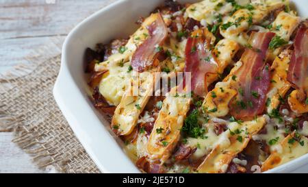 Tartiflettkartoffeln mit Speck und Käse Stockfoto