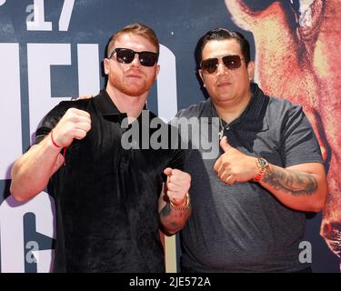 Hollywood, Kalifornien, USA. 24.. Juni 2022. Canelo Alvarez und Gennadiy Golovkin werden am 17. September 2022 für die unangefochtene Super Middleweight Championship zum dritten Mal antreten. (Bild: © Alexander G. Seyum/Pacific Press via ZUMA Press Wire) Stockfoto