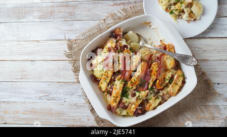 Tartiflettkartoffeln mit Speck und Käse Stockfoto